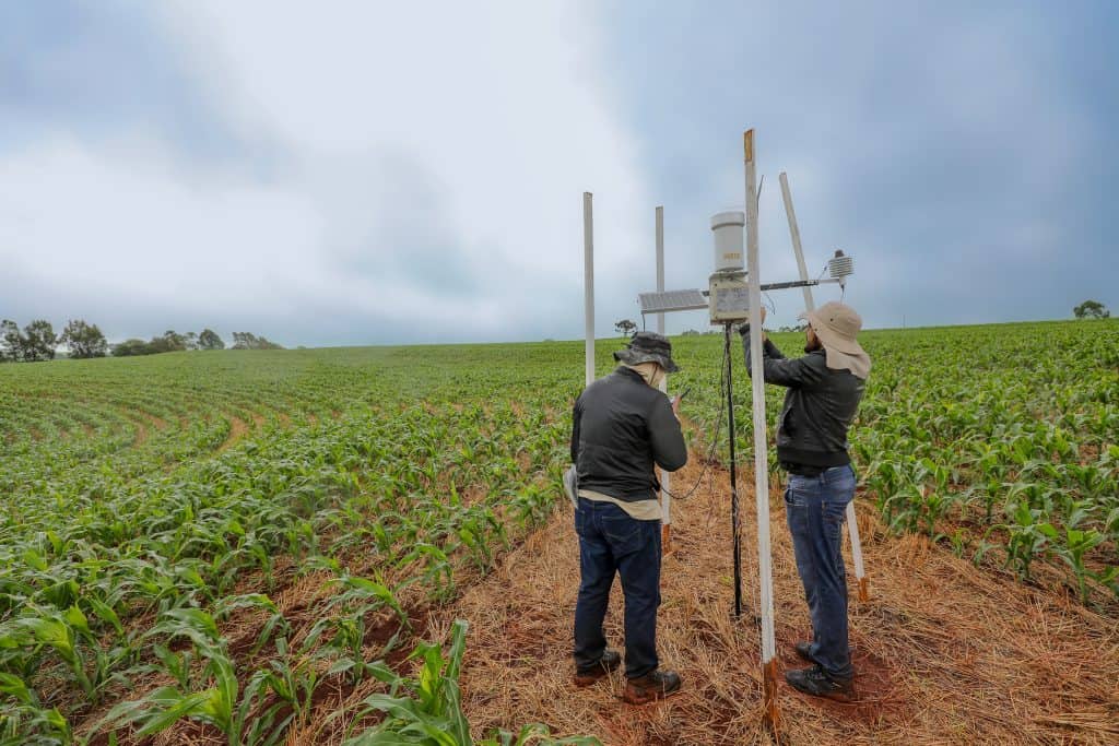 Estação climática que transmite informações para o Sistema de Monitoramento Ambiental em campo scaled