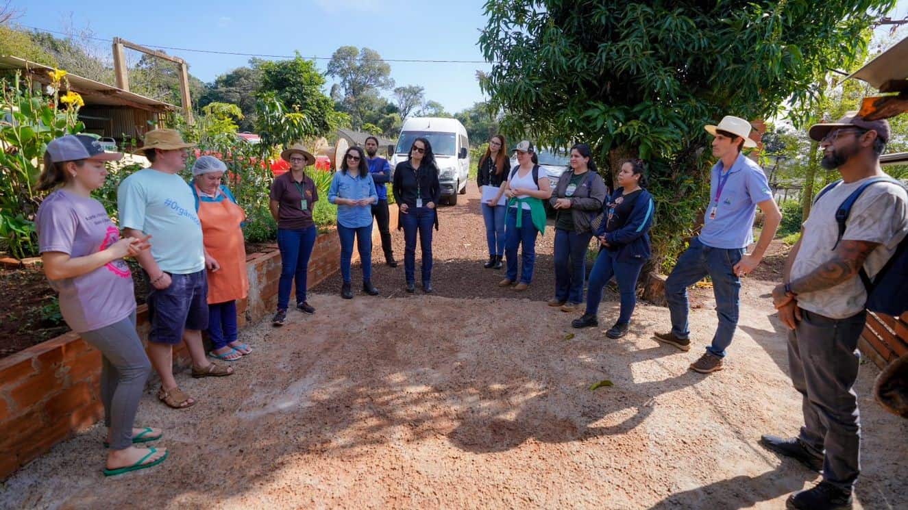 Grupo de cursistas da EIS PTI em visita técnica sobre agricultura orgânica