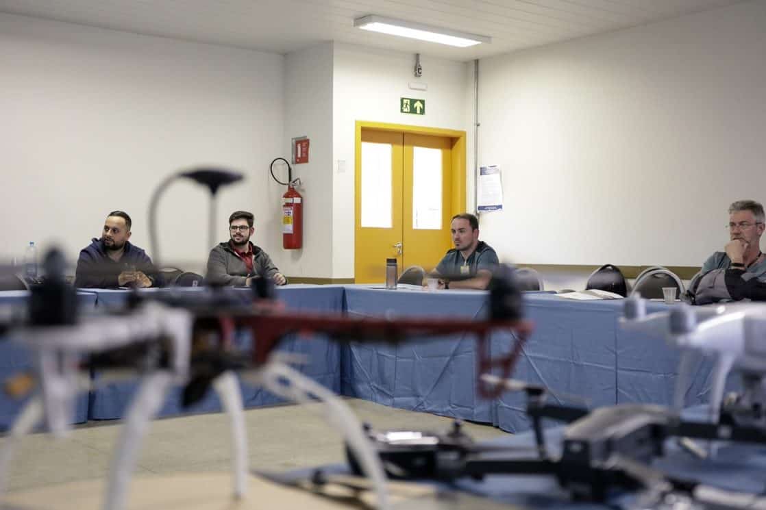 cursistas assistindo à aula teórica