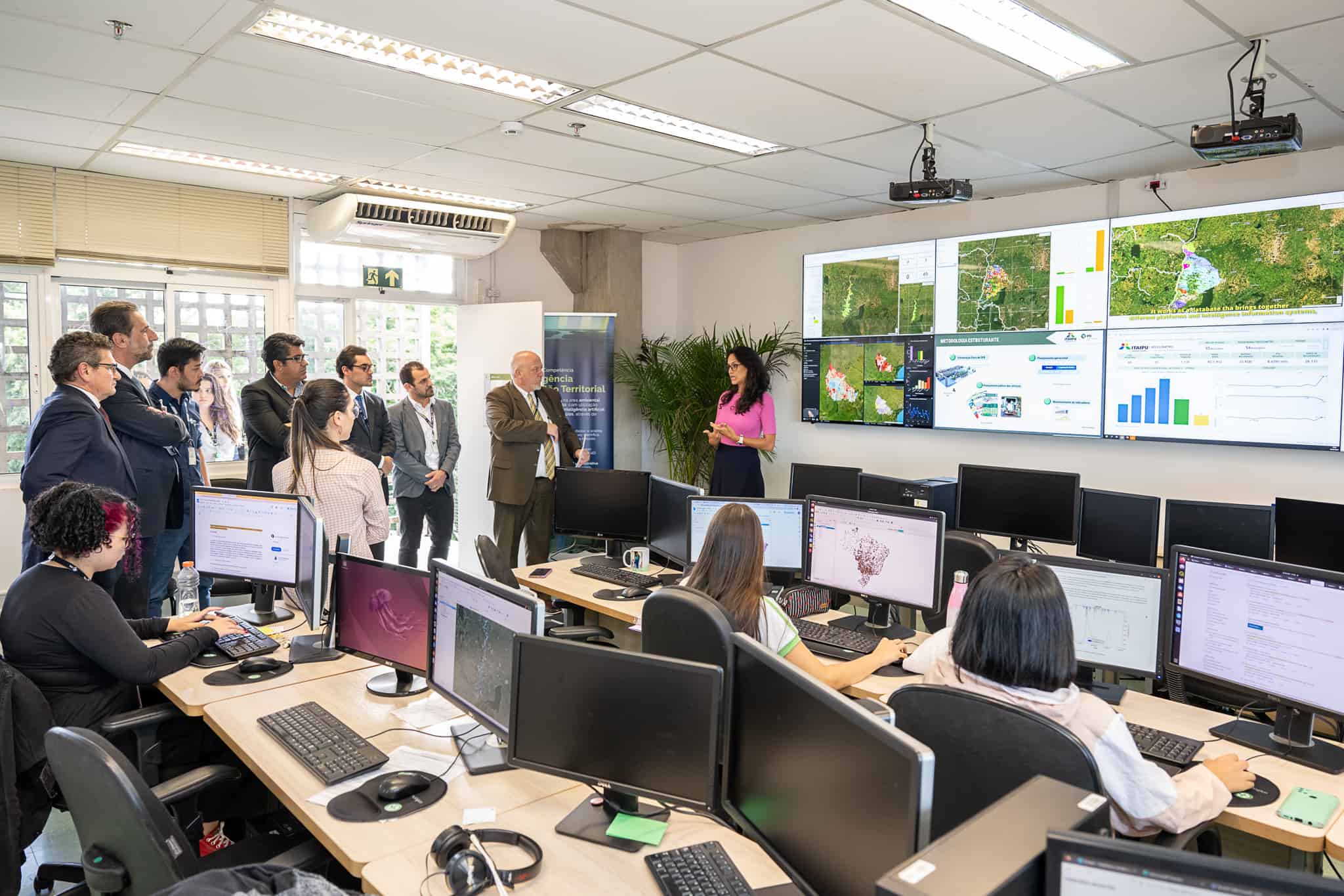 Visita diretor da Itaipu no PTI-BR 