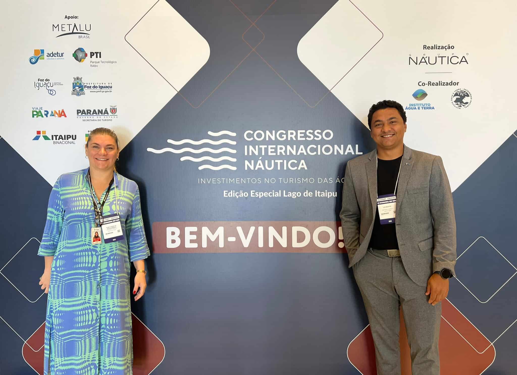 Yuri Benites e Aline Teigão durante o Congresso Internacional Náutica, realizado em novembro de 2023, sendo a primeira edição em Águas Doces, em Foz do Iguaçu. 