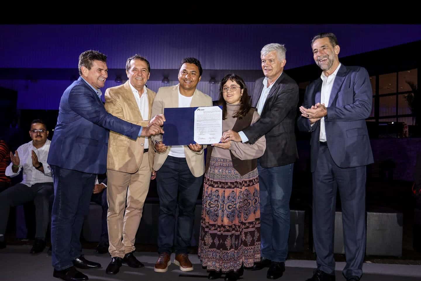 Ato de assinatura do edital do Circuito Cultural, durante evento de Entrega da Edificação do Mercado Público Barrageiro aos lojistas. Na foto estão Irineu Colombo, diretos superintendente do Itaipu Parquetec; Chico Brasileiro, prefeito de Foz do Iguaçu, Yuri Benites, diretor de turismo do Itaipu Parquetec; Marina Araldi, cantora e artista local; Carlos Carboni, diretor de coordenação e Enio Verri, diretor-geral brasileiro, ambos da Itaipu Binacional.