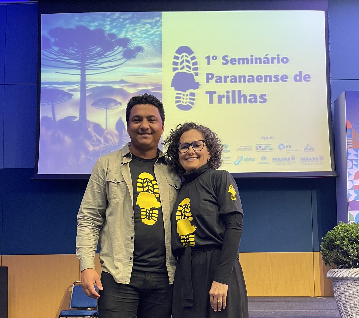 Yuri Benites e Silvana Gomes, gerente de Turismo Sustentável, durante o 1º Seminário Paranaense de Trilhas, em Curitiba.